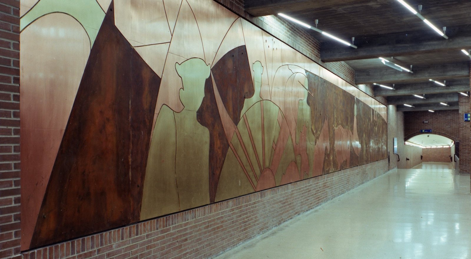 Instante taurino: mural escultórico taurino de 25 metros en la estación de Ventas, Madrid, de José Luis Fernández