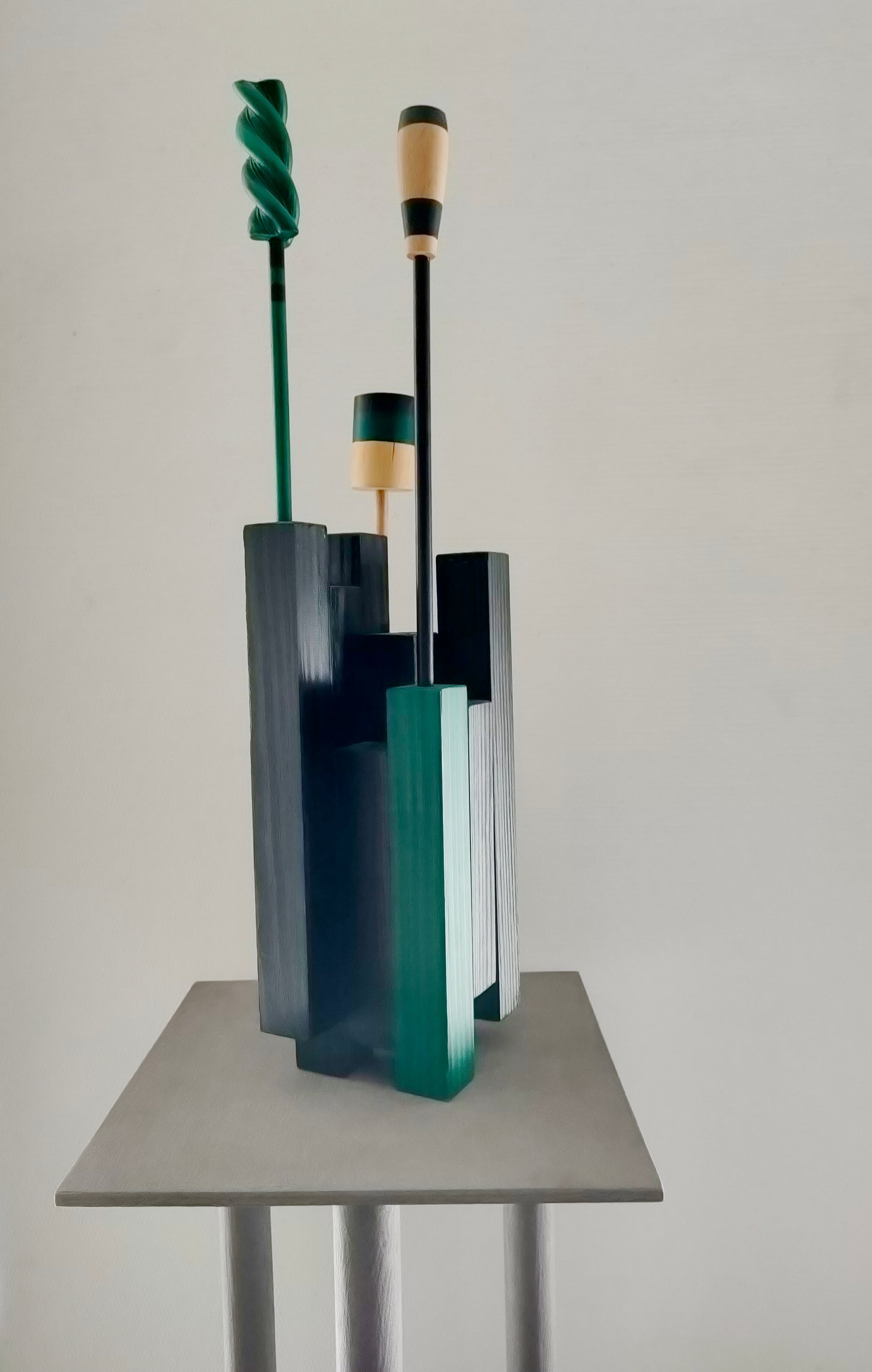 Escultura Tótem verde de tres puntas